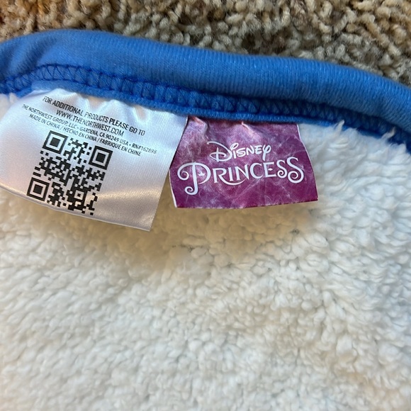 BNWOT Disney Princess The Little Mermaid “Wave Maker” sherpa throw blanket! - Picture 7 of 9